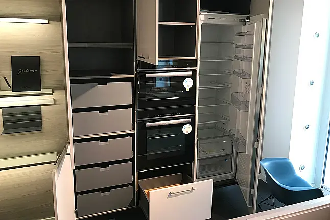 Luxuriöse Hochglanzküche in Lavagrau mit funktionaler Kücheninsel