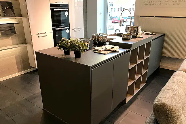 Luxuriöse Hochglanzküche in Lavagrau mit funktionaler Kücheninsel