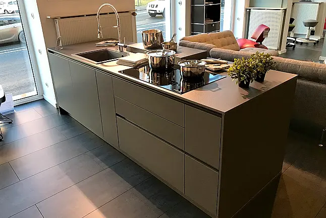 Luxuriöse Hochglanzküche in Lavagrau mit funktionaler Kücheninsel