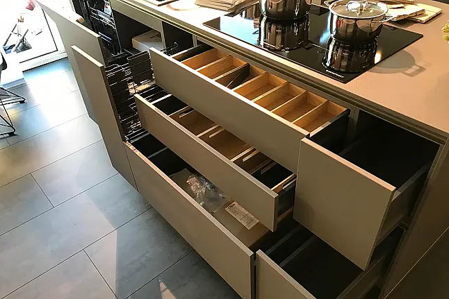 Luxuriöse Hochglanzküche in Lavagrau mit funktionaler Kücheninsel