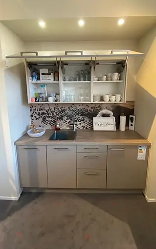 Pantry Küche mit Kühlschrank &amp; Geschirrspüler