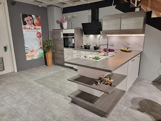 Abverkaufsküche H07 von Express Küchen Modell Plan Eiche Dekor weiß/grau