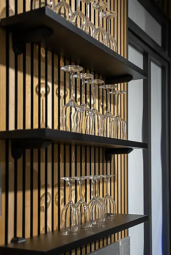 Häcker concept130 Küche in Schwarz – moderner Landhausstil mit Halbinsel und Theke | Ausstellungsküche inkl. 2 Barhocker