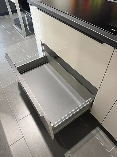 Moderne Küche mit Grifleisten