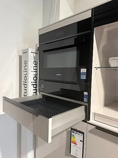 Moderne Küche mit Grifleisten
