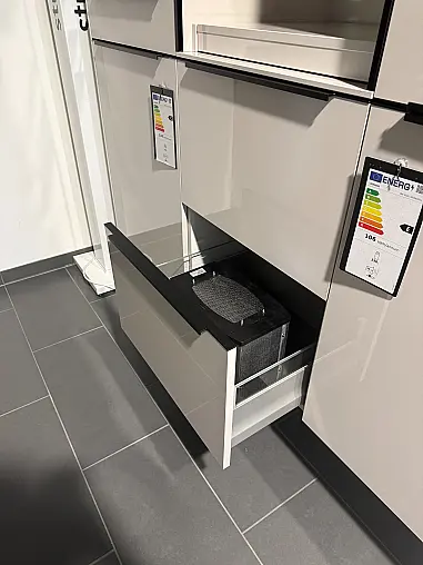 Moderne Küche mit Grifleisten
