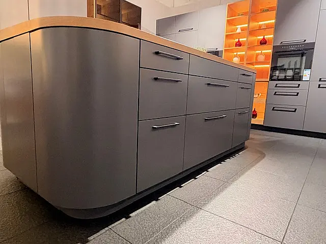 Skulpturales Küchendesign - markante Formen, edler Grauton und warme Holzdetails