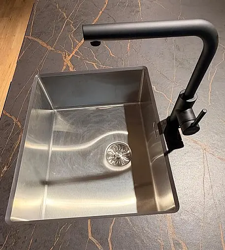 Petrol trifft Natur - ausdruckstarkes Küchendesign mit Charakter