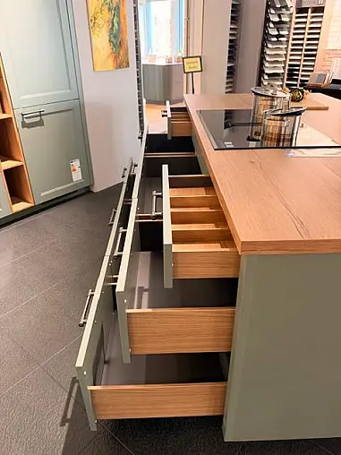 Schilfgrüne Landhauseleganz trifft auf natürliche Holzliebe