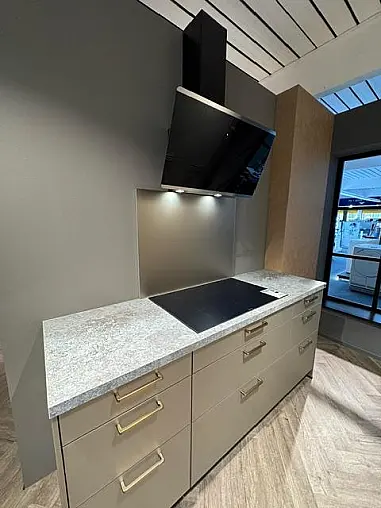 Häcker Concept 130 – edle Ausstellungsküche in Smartglas Sandgrau Metallic