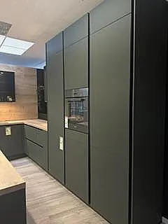 moderne L-Küche mit Insel in Mineralgrün