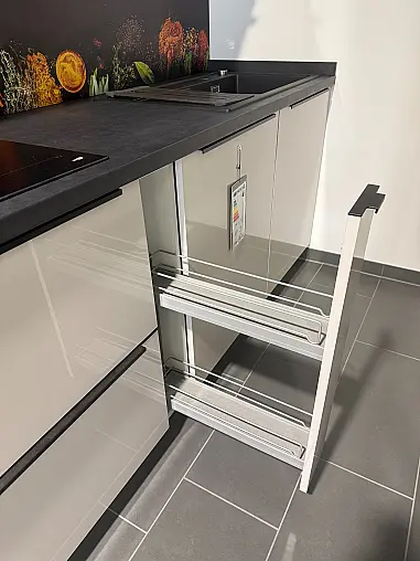 Moderne Küche mit Grifleisten