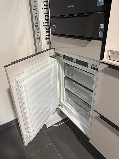 Moderne Küche mit Grifleisten