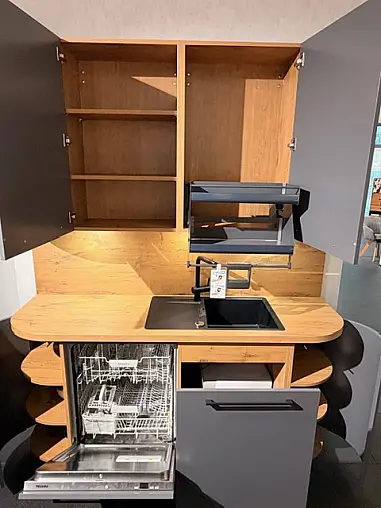 Skulpturales Küchendesign - markante Formen, edler Grauton und warme Holzdetails
