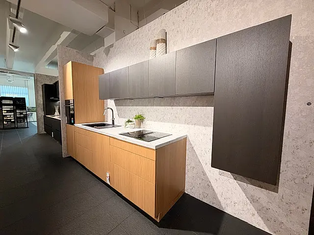 Urbaner Chic mit warmer Holzoptik und klaren Linien