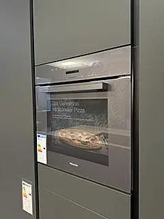 moderne L-Küche mit Insel in Mineralgrün
