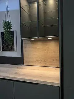 moderne L-Küche mit Insel in Mineralgrün