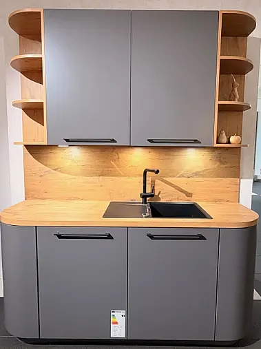 Skulpturales Küchendesign - markante Formen, edler Grauton und warme Holzdetails