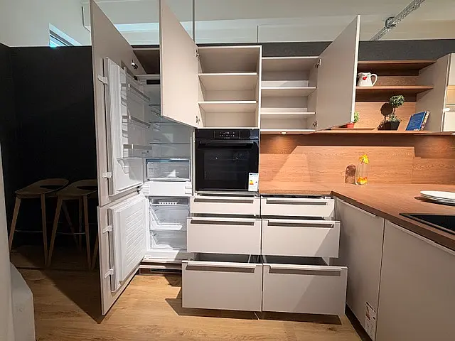 Eiche trifft Eleganz - moderne Wohnküche mit Charakter
