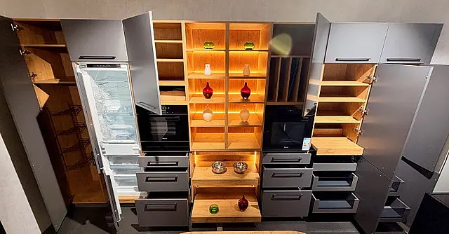 Skulpturales Küchendesign - markante Formen, edler Grauton und warme Holzdetails