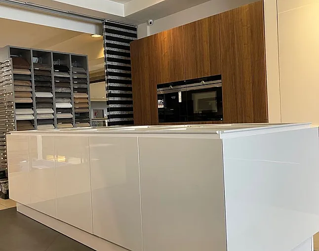 Grifflose Leicht Küche Walnuss (Nussbaum) + Weiß Fronten 45 Grad!