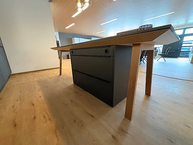 NX 510 Lavaschwarz Mattlack Küche mit Kochtisch und Quarzstein