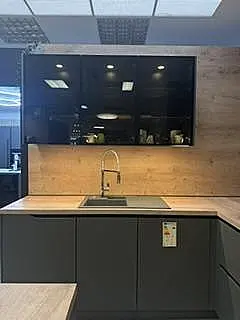 moderne L-Küche mit Insel in Mineralgrün