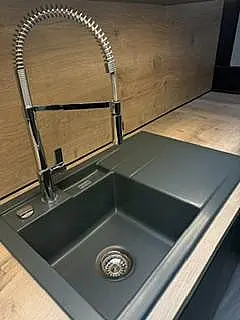 moderne L-Küche mit Insel in Mineralgrün
