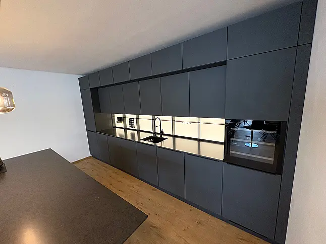 NX 510 Lavaschwarz Mattlack Küche mit Kochtisch und Quarzstein