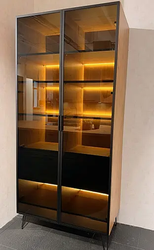 Skulpturales Küchendesign - markante Formen, edler Grauton und warme Holzdetails