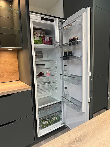 moderne L-Küche mit Insel in Mineralgrün