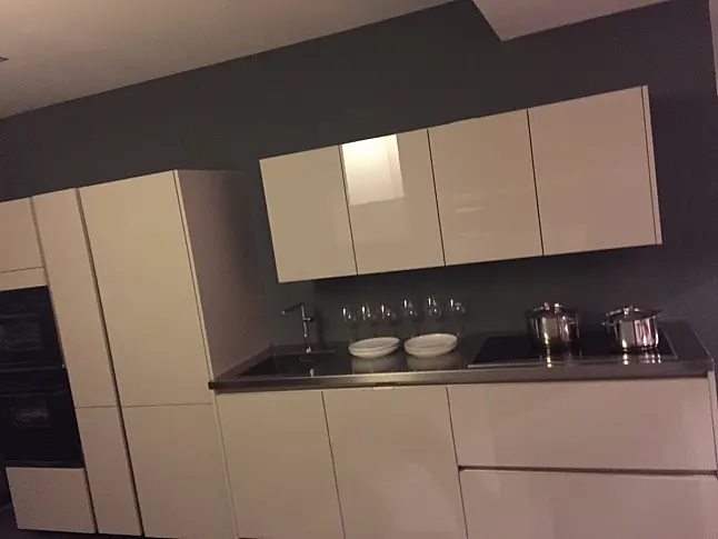 Musterküche S2 sterlinggrau Hochglanz