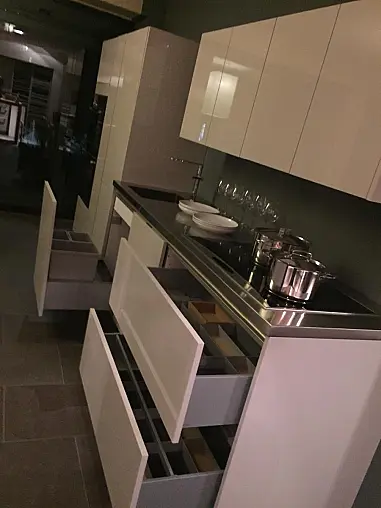 Musterküche S2 sterlinggrau Hochglanz