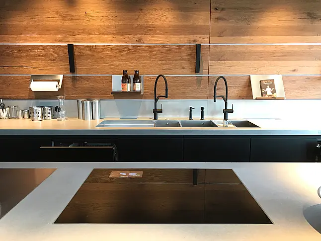 Traumküche in  schwarz samtmatt ink. V-ZUG , Beton , Stahl , Eiche , Tepan Yaki
