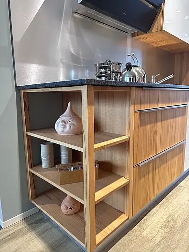Harmonische Verbindung aus Kernbuche und Glas