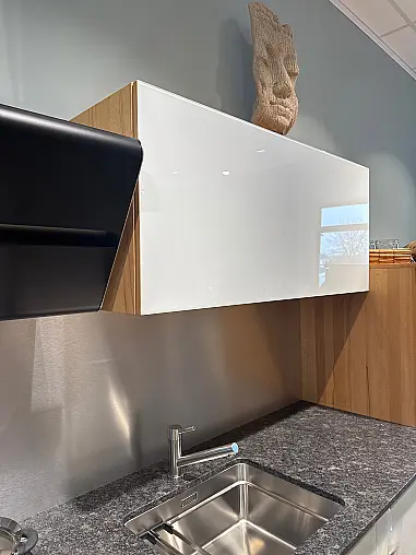 Harmonische Verbindung aus Kernbuche und Glas