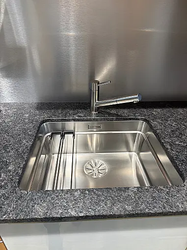 Harmonische Verbindung aus Kernbuche und Glas