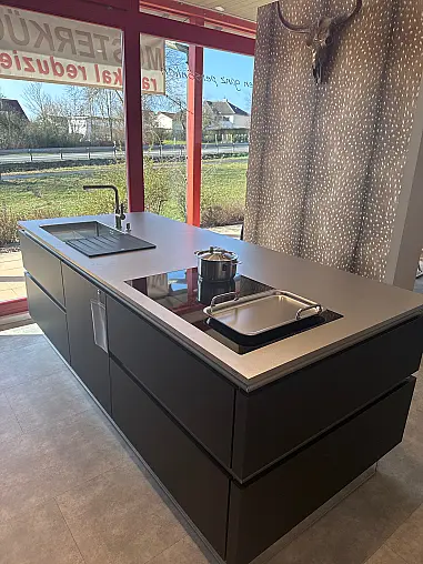 Moderne Grifflosküche mit Edelstahl-Arbeitsplatte