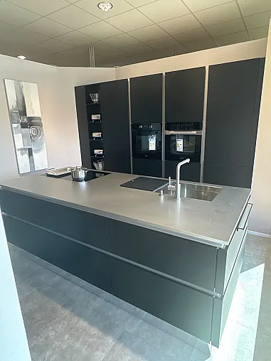 Moderne Grifflosküche mit Edelstahl-Arbeitsplatte