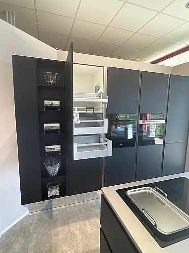 Moderne Grifflosküche mit Edelstahl-Arbeitsplatte
