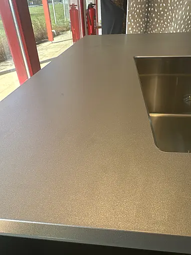 Moderne Grifflosküche mit Edelstahl-Arbeitsplatte