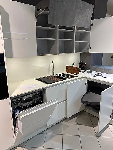 Grifflose Designküche in Hochglanz weiß lackiert