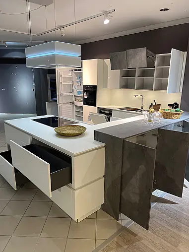 Grifflose Designküche in Hochglanz weiß lackiert