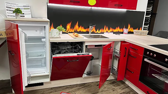 hochglänzende Impuls-Musterküche schöne in von Ausstellungsküche Sehr Pforzheim rote Küchen Merk moderne Küche: