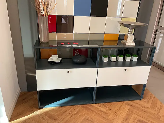 Sideboard im stylischen schwarz/weiss-Look mit ansprechenden Dekorationsmöglichkeiten