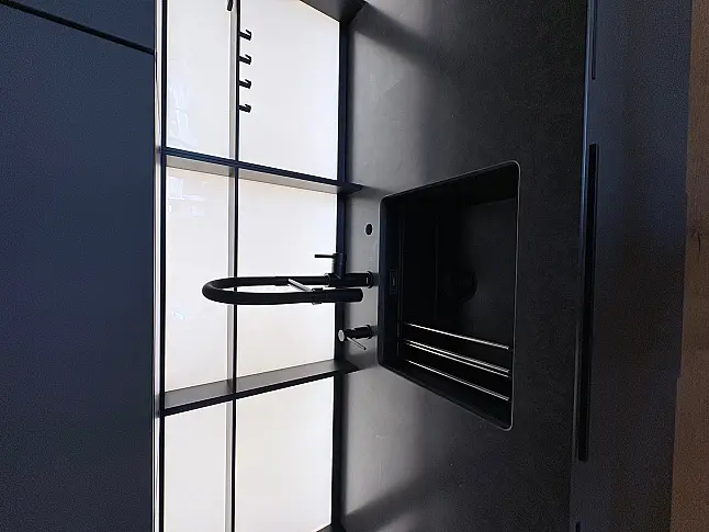 NX 510 Lavaschwarz Mattlack Küche mit Kochtisch und Quarzstein
