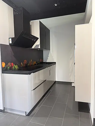 Moderne Küche mit Grifleisten