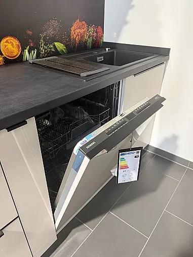 Moderne Küche mit Grifleisten