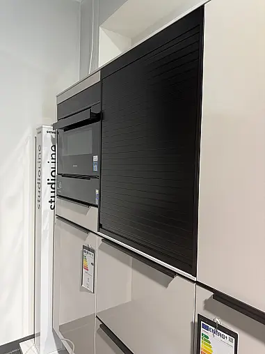 Moderne Küche mit Grifleisten