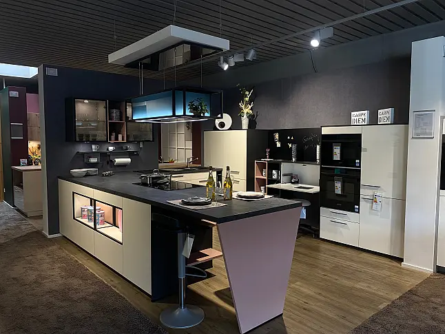 Designküche Magnolia Matt weiße Küche mit Insel, Theke inkl. 2x Barhocker, Top Ausstattung
